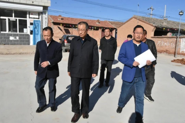  党委书记冯文利一行调研乡村振兴工作并慰问驻村干部